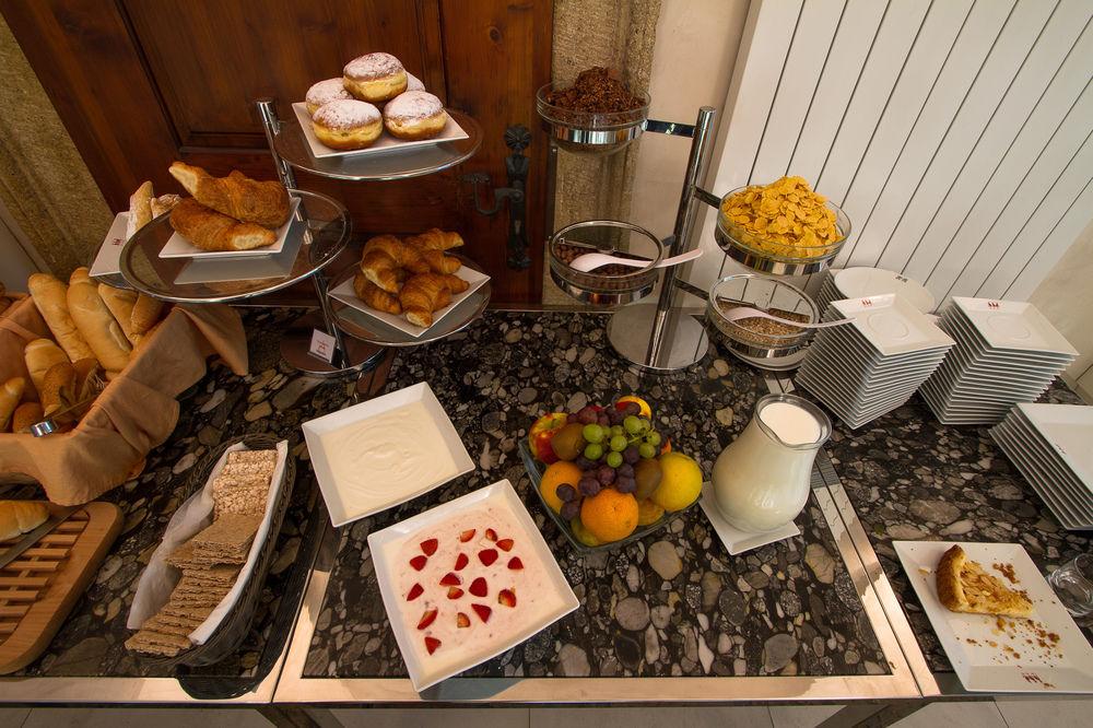 Hotel Three Storks Praga Exterior foto A continental breakfast buffet