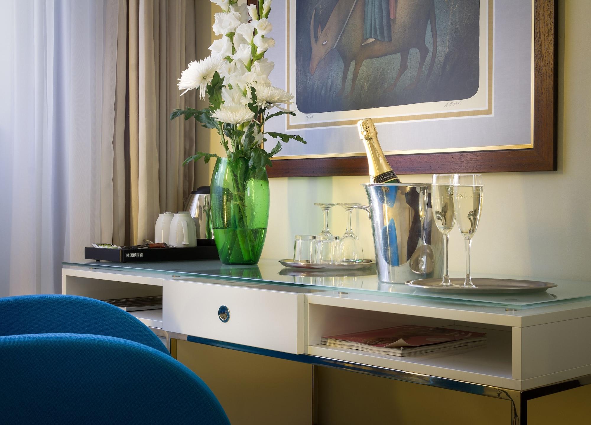 Hotel Three Storks Praga Exterior foto A bottle of champagne in a hotel room