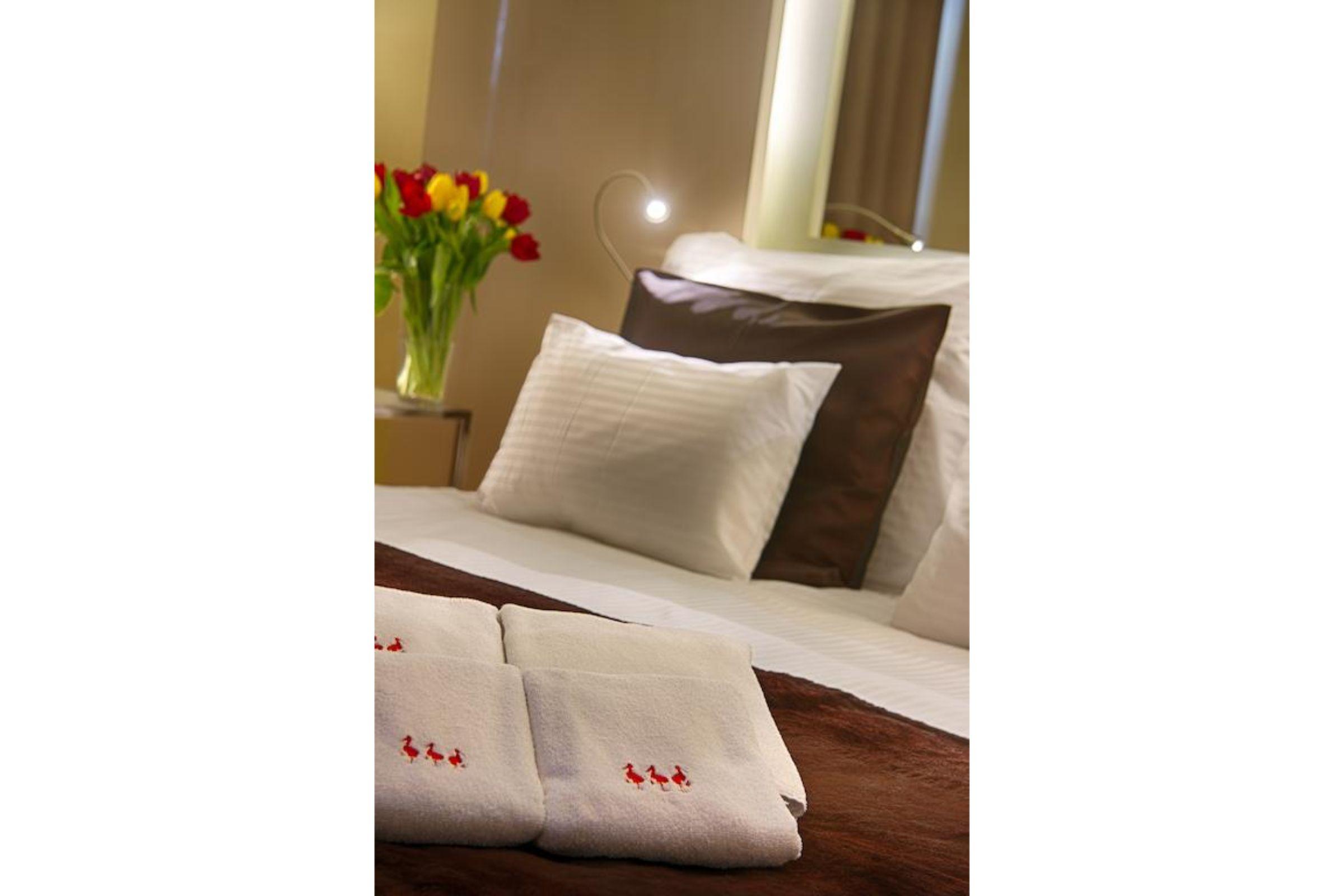 Hotel Three Storks Praga Exterior foto A bed with pillows