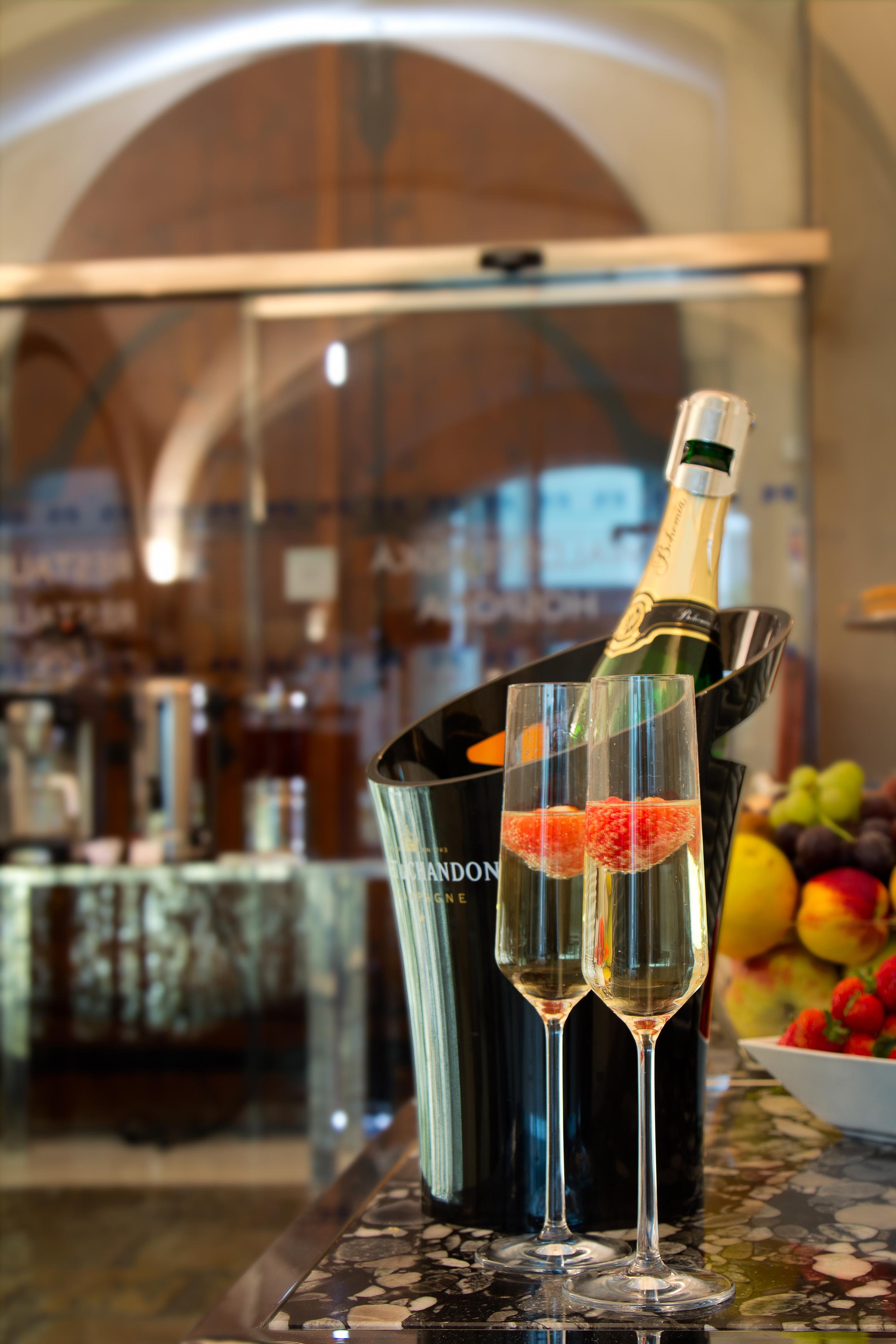 Hotel Three Storks Praga Exterior foto A bottle of champagne