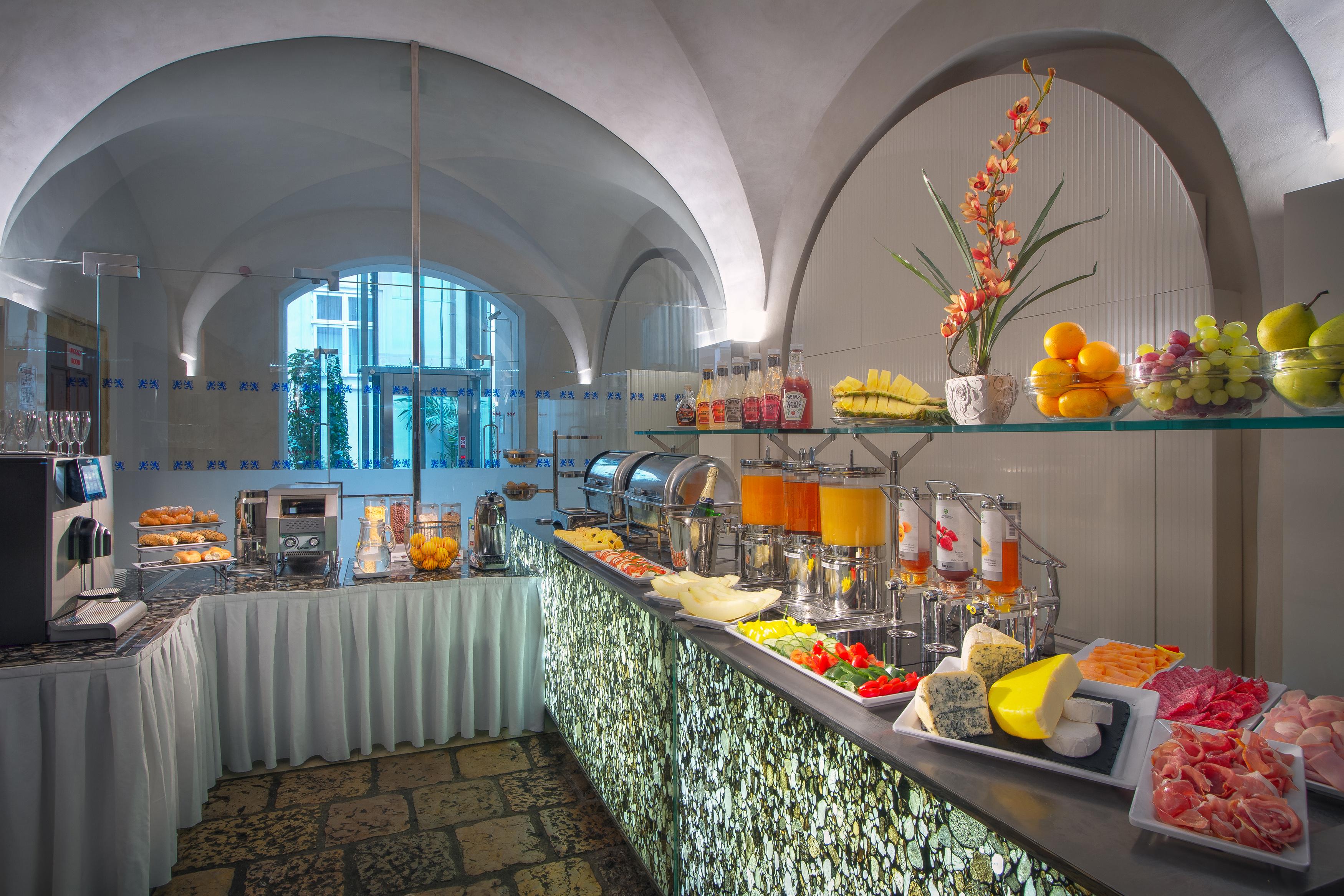 Hotel Three Storks Praga Exterior foto A buffet at a hotel