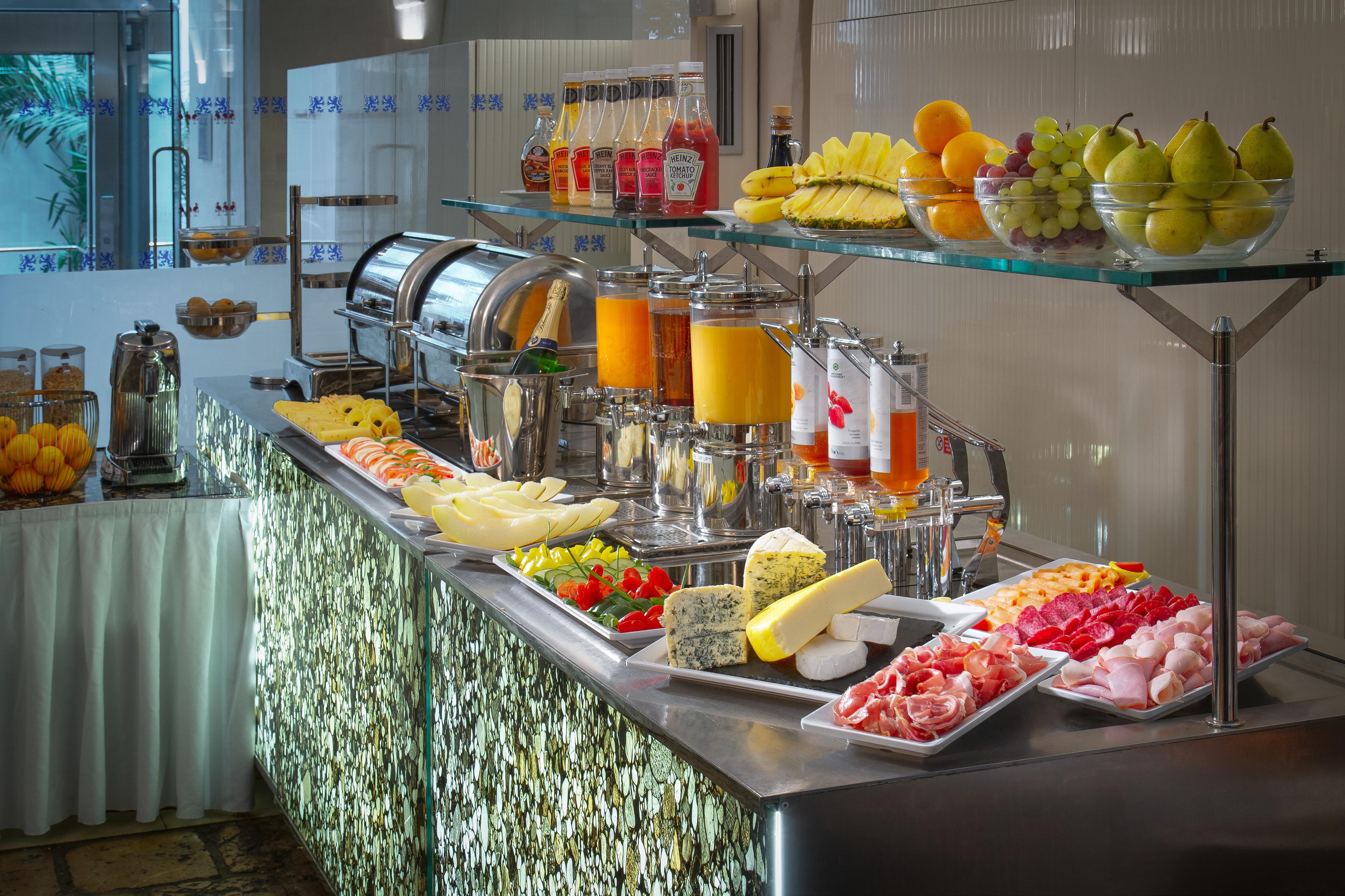 Hotel Three Storks Praga Exterior foto A buffet