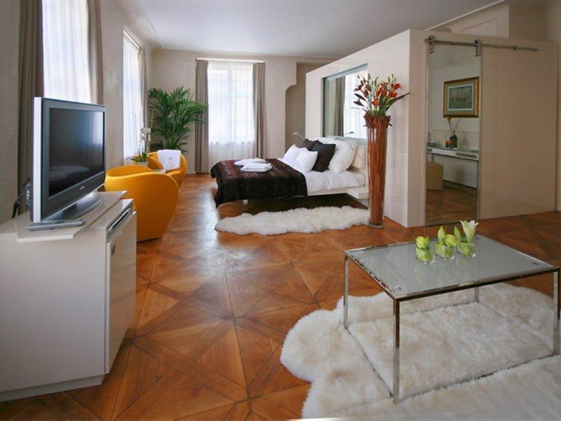 Hotel Three Storks Praga Exterior foto A studio apartment