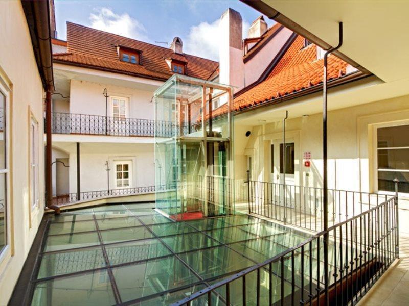 Hotel Three Storks Praga Exterior foto The glass floor