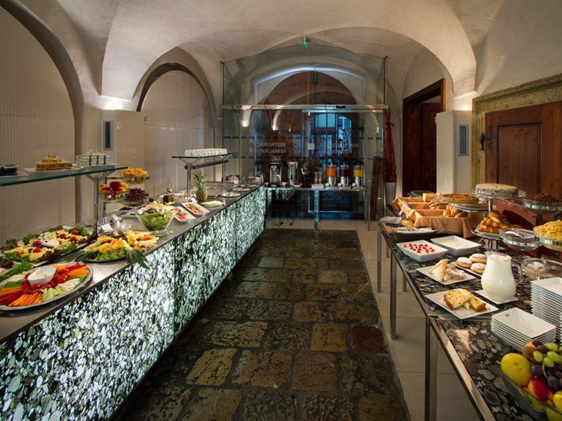 Hotel Three Storks Praga Exterior foto The buffet at the restaurant