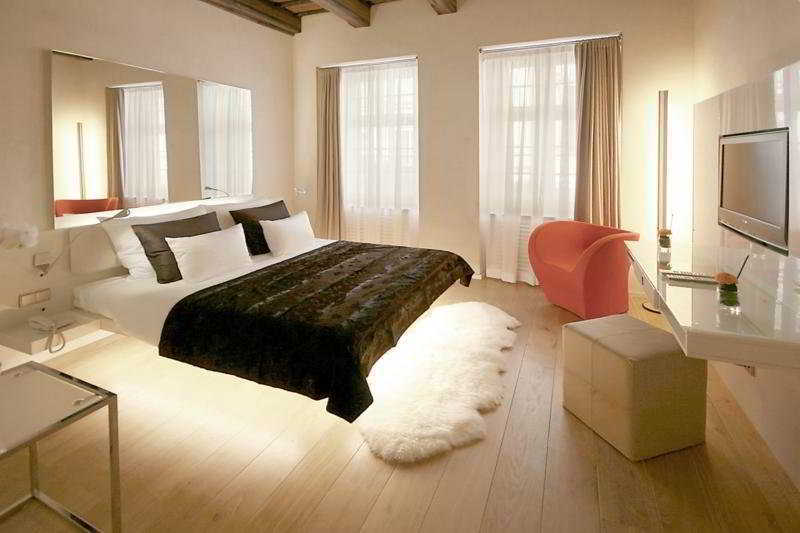 Hotel Three Storks Praga Exterior foto A room at the Hotel Mandarin Oriental Munich