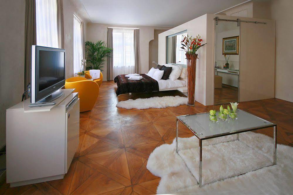 Hotel Three Storks Praga Exterior foto A studio apartment