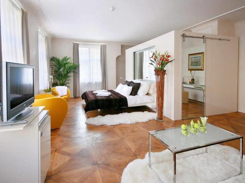 Hotel Three Storks Praga Exterior foto A studio apartment